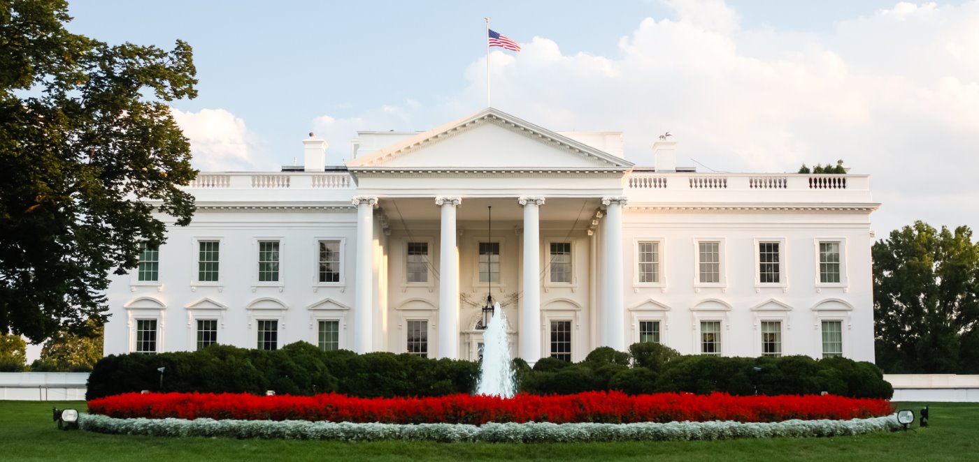 Picture of the White House at sunset